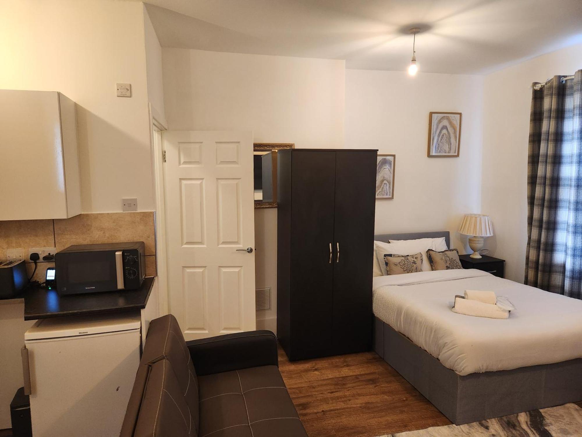 Immaculate 1-bedroom In Apartment Greenhithe